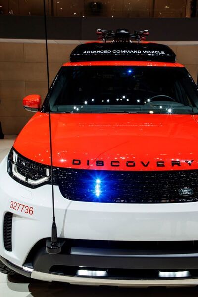 Auf dem Genfer Autosalon präsentiert Land Rover „einen zum Spezialfahrzeug für Not- und Katastropheneinsätze umgebauten Land Rover Discovery mit einer Drohne an Bord. (Land Rover)