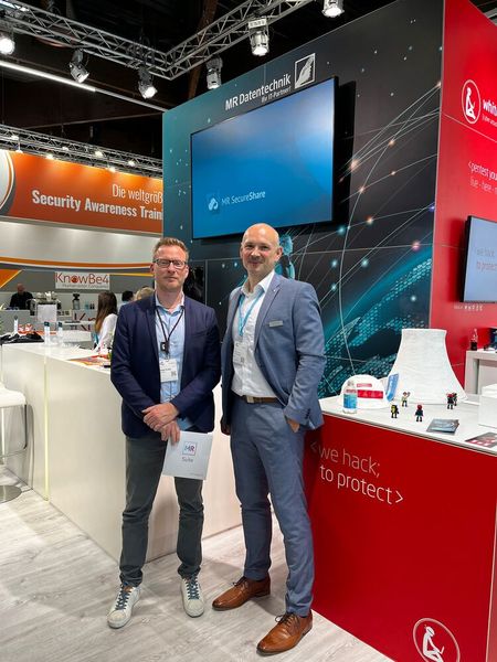 (l.) Jürgen Grabbe, Quantum, besucht (r.) Jochen Kraus, MR Datentechnik, und lässt sich die Hacker Challenge erklären. (Bild: Vogel IT-Medien GmbH)