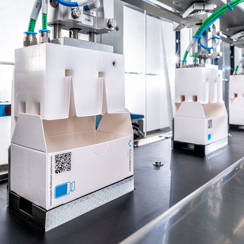 Schubert-Pharma hat sich mit seinen flexiblen Maschinen auf das Top-Loading-Verfahren im Sekundärverpackungsbereich spezialisiert.