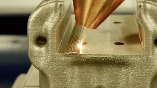 (Durch Kombination mit anderen Verfahren lassen sich mittels LMD hybride Bauweisen realisieren. Bild: Toolcraft AG)