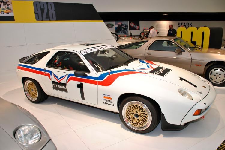 1983 starteten Hans Clausecker und Günther Steckkönig erstmalig am Nürburgring beim Veedol-Langstreckenpokal. Ursprünglich war der 928 nur als Versuchsauto geplant. Gesponsert wurde es von Wolfgang Grupp, dem Inhaber der Sportmarke Trigema. (Foto: Dominsky)