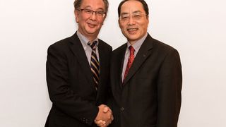 Shigeyuki Sasaki (l.) übernimmt die Führung der Europa-Niederlassung Mitutoyos von Harumi Aoki (r.). (Mitutoyo)