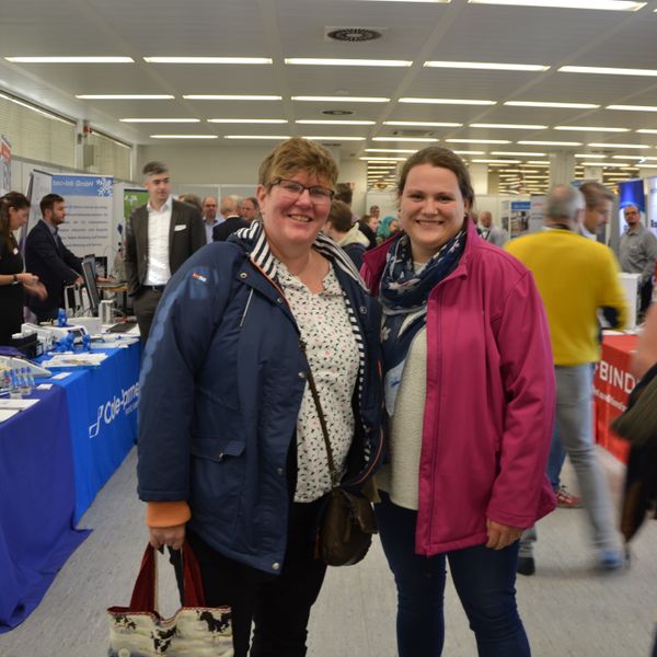 Besucherstimmen der Lab-Supply Hamburg 2019Stefanie Nagel (l.) und Mareike Thies von DMG: „Hier trifft man viele Firmen, mit denen man zu tun hat. Da bekommt man das ein oder andere mit, was einem sonst vielleicht entgehen würde. Häufig folgt auch die Bestellung eines Gerätes nach dem Besuch der Lab-Supply.“   Die nächste Lab-Supply ist am 18. März 2020 in Frankfurt am Main. (LABORPRAXIS, C. Lüttmann)
