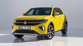 VW hat seinen T-Cross überarbeitet. Zur Ausstattung zählen nun erstmals LED-Licht, Digital-Cockpit sowie eine Einparkhilfe vorne und hinten.  (Bild: VW)