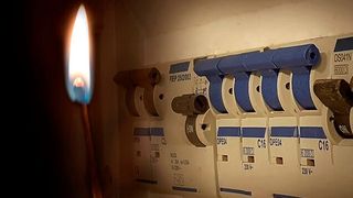 Wieder kein Saft! Was dem Privatmann meist nur auf die Nerven geht, kostet produzierenden Unternehmen viel Geld. Immer öfter leiden deutsche Unternehmen offensichtlich unter kurzen Stromausfällen, wie eine Umfrage zeigt ... (Bild: K. Netzer)