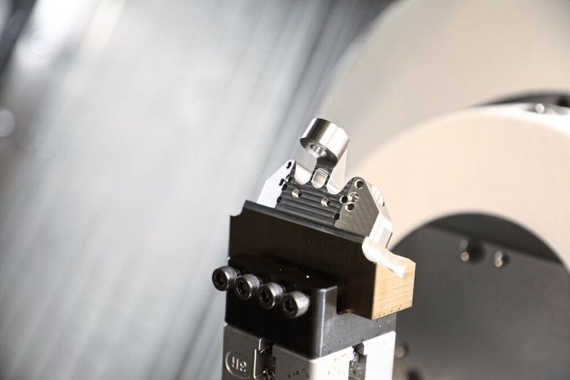 Mit den 5-achsigen Highspeed-Fräsmaschinen Mikron Mill S und X können komplexe Oberflächen eines Instrumentariums z.B. aus Edelstahl schnell, präzise und mit einer hohen Oberflächenqualität gefertigt werden.Die ist besonders für kleine bis mittlere Losgrößen von komplexen Formen aus harten, schwer zerspanbaren Materialen geeignet. (GF Machining Solutions)