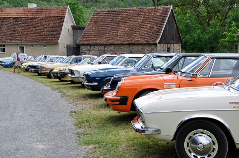 Zwischenstopp: In Reih und Glied versammelten sich die Oldtimer. (Grimm/»kfz-betrieb«)