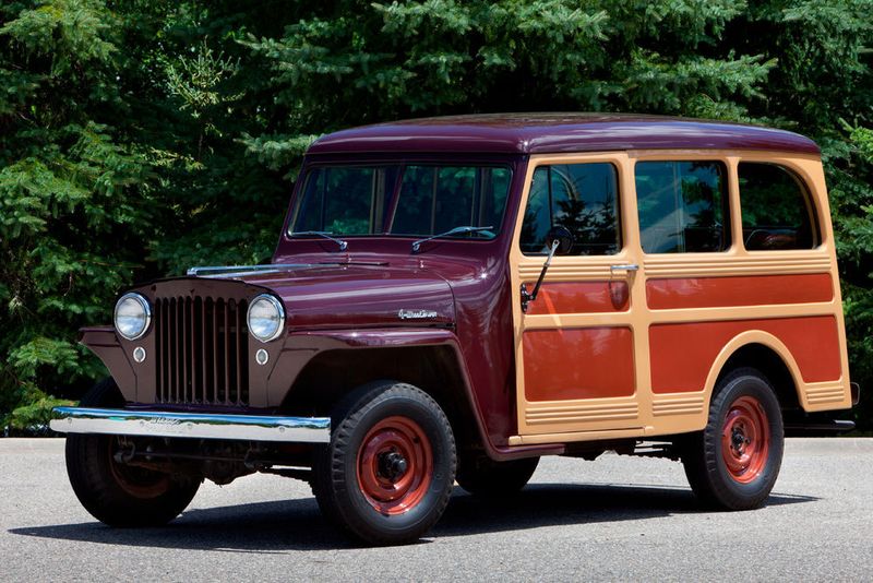 Der Jeep Station Wagon von Willys-Overland lief von 1946 bis 1965 vom Band. Der Kombi mit 2,65 Meter Radstand läutete als erster Geländewagen und Kombi mit geschlossener Stahlkarosserie den Beginn des SUV-Segments ein. Der Station Wagon wurde ein großer Erfolg und war ab dem Jahr 1949 mit Vierradantrieb bestellbar. (Jeep)
