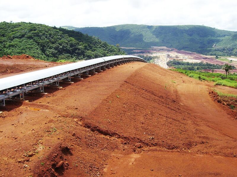 Die Erzlagerstätte Tonkolili in Sierra Leone ist über eine Eisenbahnlinie mit dem großen Atlantik-Seehafen der Hauptstadt Freetown verbunden. (KTR)
