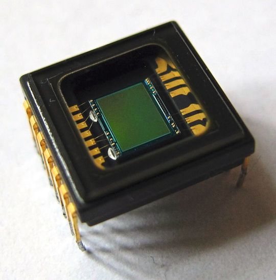 Der Hardware-Durchbruch:  CCD-Sensoren (hier ein frühes Modell von Sony) wandelten Licht in digitale Signale um und lieferten ab den 1970er Jahren die nötige Bildqualität für die industrielle Inspektion.(Bild:  wdwd / CC BY-SA )
