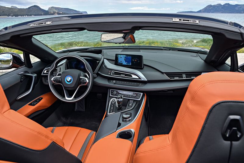 Zur Ausstattungsvariante gehört auch das Sportlenkrad und eine belederte Instrumententafel. (Wilfried Wulff/BMW)