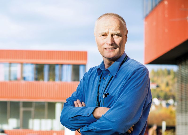 Öl- und Gasanlagen auf dem Meeresboden sollen in wenigen Jahren über eigene Stromnetze mit Energie versorgt werden. Ove Bø (60), der in Trondheim, Norwegen, bei Siemens Energy Management arbeitet, hat einen Kondensator entwickelt, der dem Druck der Wassermassen standhält. (Siemens)
