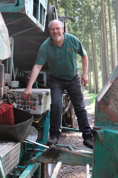 Berthold Halder hat seine 20 Jahre alte Entrindungsmaschine bei einem Retrofit mit einer modernen Profibus-Feldbuslösung mit MVK Metall von Murrelektronik versehen. (Murrelektronik)