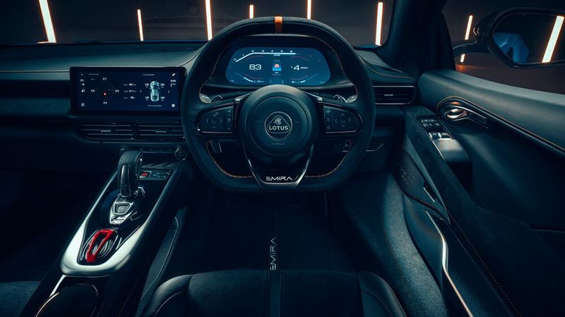 Im Cockpit finden sich unter anderem digitale Instrumente samt Touchscreen-Infotainment.  (Bild: Richard Pardon/Lotus)