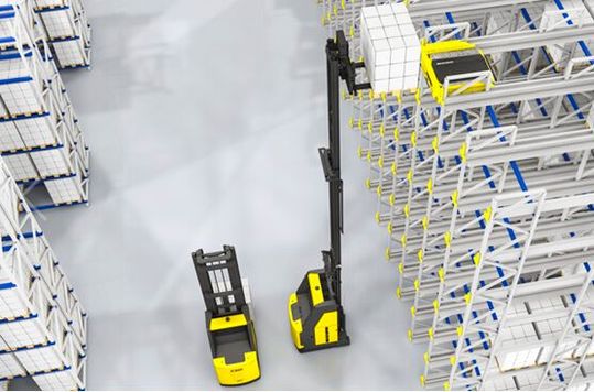 Logistische Abläufe im Lager werden durch die Kombination des SSI Orbiters mit Automated Guided Vehicles (AGV) noch schlanker und damit effizienter, sagt SSI Schäfer. Hier sieht man die Übergabe einer Palette vom AGV an den Orbiter, der als Kanalfahrzeug fungiert.(Bild:  SSI Schäfer)