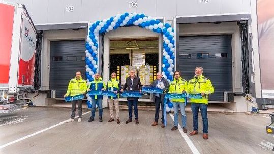 Die Projektbeteiligten stellen sich auf zum Fototermin bei der offiziellen Eröffnung der zentralen Kühllogistikzentrums des Kontraktlogistikers ID Logistics im hessischen Steinau.(Bild:  ID Logistics)