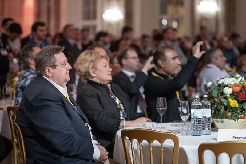 Die OpenText-Führungsriege lauscht den Klängen der Wiener Sängerknaben. (OpenText)