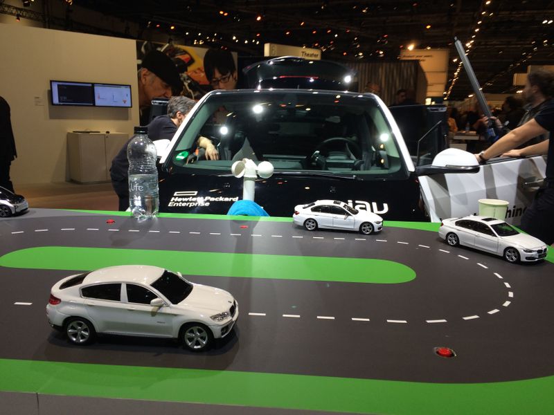 Zu den Kunden gehört zudem BMW: An diesem Stand ging es um die Vernetzung von Autos im Straßenverkehr; etwa um sich gegenseitig und gemanaged über die aktuelle Verkehrslage zu unterrichten.  (Ulrike Ostler)