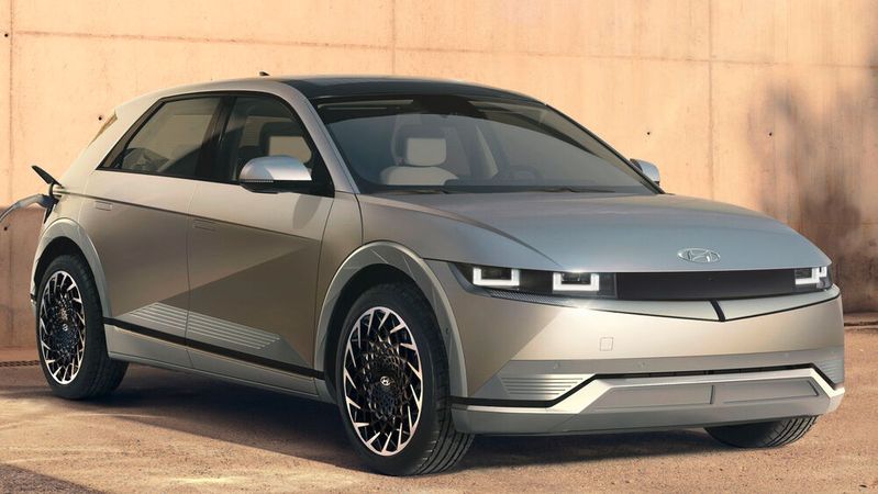 Ein Hyundai-Händler warb mit einem neuen Ionic, ließ den Verbraucher aber im Unklaren, dass im günstigen Preisangebot die Inzahlungnahme eines Gebrauchtwagens einberechnet war. Das ist irreführender Wettbewerb, entschied das OLG Düsseldorf.(Bild:  Hyundai)