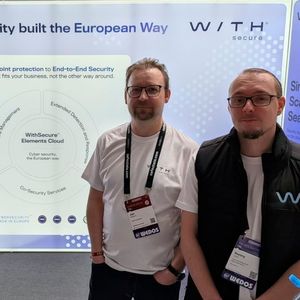 WithSecure wies auf die Bedeutung von Services für den Mittelstand hin, damit die Security-Reports auch wirklich zur Umsetzung und Verbesserung führen, was mangels Security-Personal bei KMU auf der Strecke bleiben könnte.(Bild:  Oliver Schonschek)