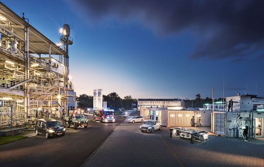 Ein breit angelegter Flottentest mit sogenannten „reFuels“, bei dem tonnenweise der nachhaltige Treibstoff verfahren wurde, hat gezeigt, dass die meisten Kraftfahrzeuge diese Treibstoffalternative ohne Probleme vertragen. Hier mehr dazu. Ein breit angelegter Flottentest mit sogenannten „reFuels“, bei dem tonnenweise der nachhaltige Treibstoff verfahren wurde, hat gezeigt, dass die meisten Kraftfahrzeuge diese Treibstoffalternative ohne Probleme vertragen. Hier mehr dazu.