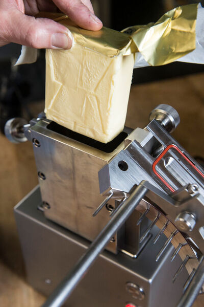 Die Butter kann auch kühlschrankkalt eingefüllt werden ...  (Siemens / Kilian Bishop)