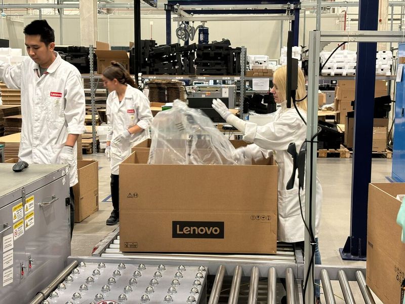 Nach erfolgreicher Qualitätskontrolle, werden die Systeme verpackt und versandbereit gemacht. (Bild: Marvin Djondo-Pacham)