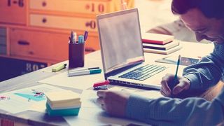 Auch aus dem Homeoffice können Mitarbeiter sich weiterbilden. (©Alex from the Rock - stock.adobe.com)