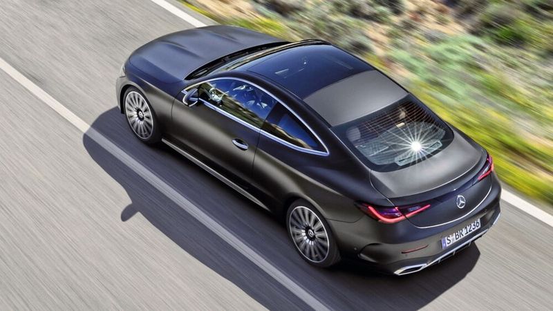 Optional kann das Coupé auch mit Panorama-Glasdach bestellt werden. (Bild: Mercedes-Benz)