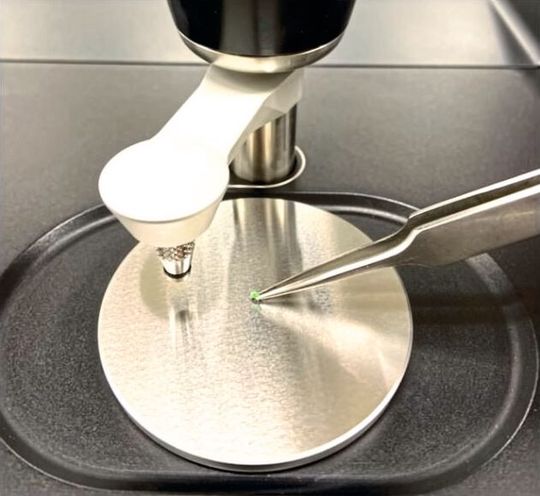 Abb. 1. Kunststoffe werden u. a. mit der IR-Spektroskopie auf ihre Eigenschaften analysiert. Im Bild: Ein kleines Plastikpartikel wird vor der Messung auf dem Kristall der ATR-Einheit positioniert.(Bild:  Shimadzu Deutschland)