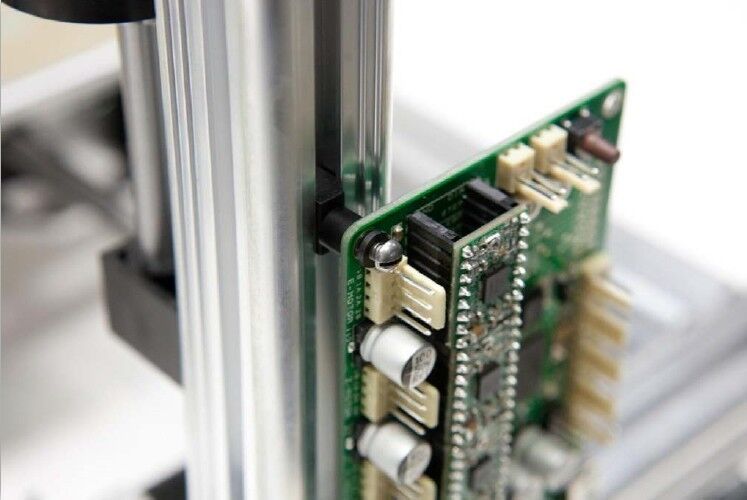 Der 3D-Drucker Velleman K8200 im Aufbau: Momtieren der Controllerplatte (Bild: Velleman nv)
