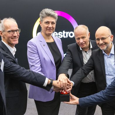Von links nach rechts: Dr. Lennart Sandbrink, Projektleiter Elastomer-Recycling; Dr. Bastian Mahr, Engineering Lead Pilot Plant; Monique Buch, Chief Commercial Officer; Dr. Michael Traving, Plant Manager Piloting; Dr. Markus Dugal, Head of Process Technology; und Dr. Thomas Braig, Leiter der Geschäftseinheit Elastomers. (Bild: Covestro)