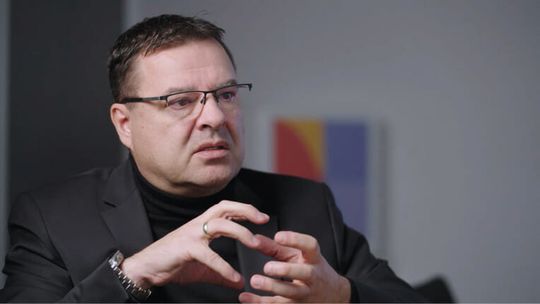 (Gero Adrian: „Datensysteme aus den unteren Ebenen der Automatisierungspyramide übernehmen bereits viele MES-Funktionen.“ Bild: Cybus GmbH)