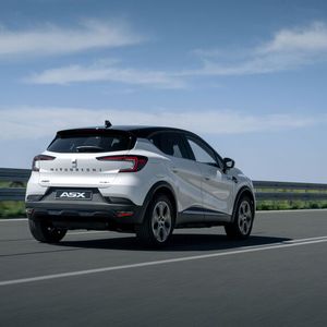 Kunden können hier zwischen einem 6-Gang-Schaltgetriebe und einem 7-Gang-Doppelkupplungsgetriebe wählen.(Bild:  Autoren-Union Mobilität / Mitsubishi)