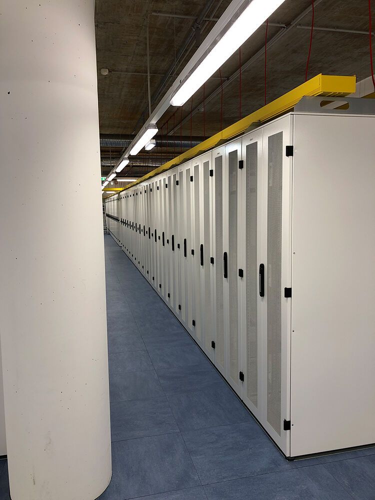 „IS-1“-Racks mit Kabeltrasse aus dem „Iqdata“-Produktportfolio von Schäfer Container Systems.