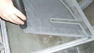 Vakuumtechnik hält die CFK-Platte (500 mm × 350 mm × 3 mm) bei der Plan- und Konturfräsbearbeitung sicher in Position. (Bild: Witte)