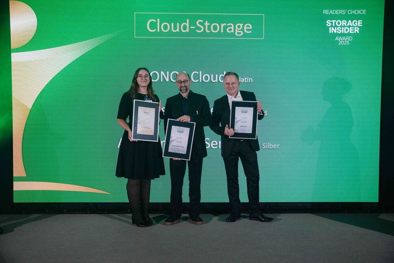 Unternehmen, die ihre Daten nicht komplett On-Prem speichern wollen, benötigen entsprechende Cloud-Speicherlösungen. Die Awards in der entsprechenden Kategorie erhalten (v. l.): Deutsche Telekom (Gold, stellvertretend entgegengenommen von unserer Award-Fee Milena Hammerl), Amazon Web Services (Silber, repräsentiert durch Michael Hanisch) und IONOS Cloud (Platin, Daniel Benad). (Bild: Manuel Emme Fotografie)