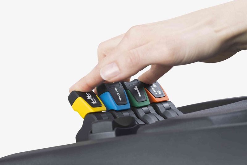 Der Fingertip-Joystick JFT von Elobau: Die große Auswahl an Betätigerfarben und bedruckbaren Symbolen macht es dem Anwender leicht, die jeweilige Funktion zuzuordnen. Still bietet eine daraus aufgebaute Fingertip-Steuerung als Option zum Multifunktionsgriff für die Ansteuerung aller hydraulischen Funktionen der Schubmaststapler an. (Bild: Still / Elobau)