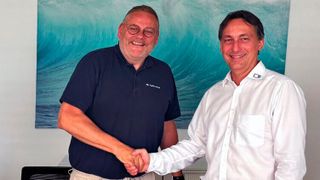 Thomas Mühleck (li.), CEO des Kurtz-Ersa-Konzerns, und Alexander Tschernev (re.), Geschäftsführer und Gesellschafter von ATV Technologie beim Shakehands im September 2025. (Bild: Kurtz Ersa)