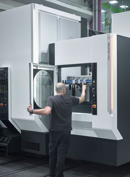 Das seitlich angebrachte Werkzeugmagazin bei der neuen Z-Serie von Ibarmia kann jetzt bis zu 60 Werkzeuge aufnehmen. Doch optional geht auch noch das Doppelte. (Bild: Ibarmia)