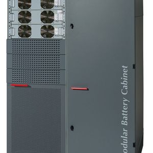 Socomec bestückst seine USV-Anlagen „Modulys“ mit horizontal angeordneten Batteriemodulen. Das Batterie-Packet mit Hot-Swap-Funktion enthält bis zu sechs Versorgungsstränge. Bild: Socomec (Archiv: Vogel Business Media)