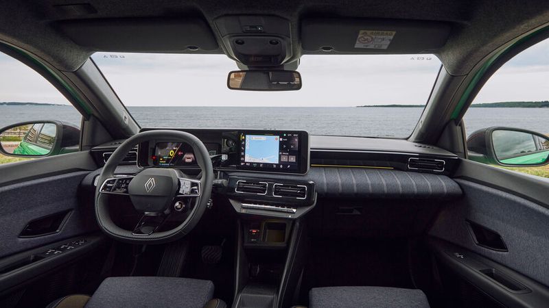 Das Cockpit wirkt aufgeräumt und modern. (Bild: Renault)