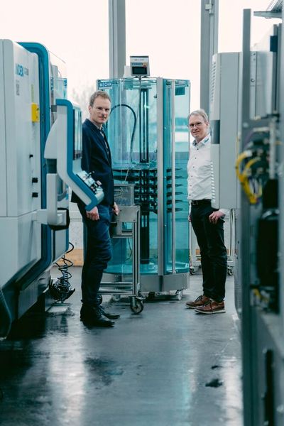 Lukas Rohr (MECHA AG) und Jochen Wagner (MAW Werkzeugmaschinen GmbH) vor dem DepotMax (Bild: MAW Werkzeugmaschinen GmbH)