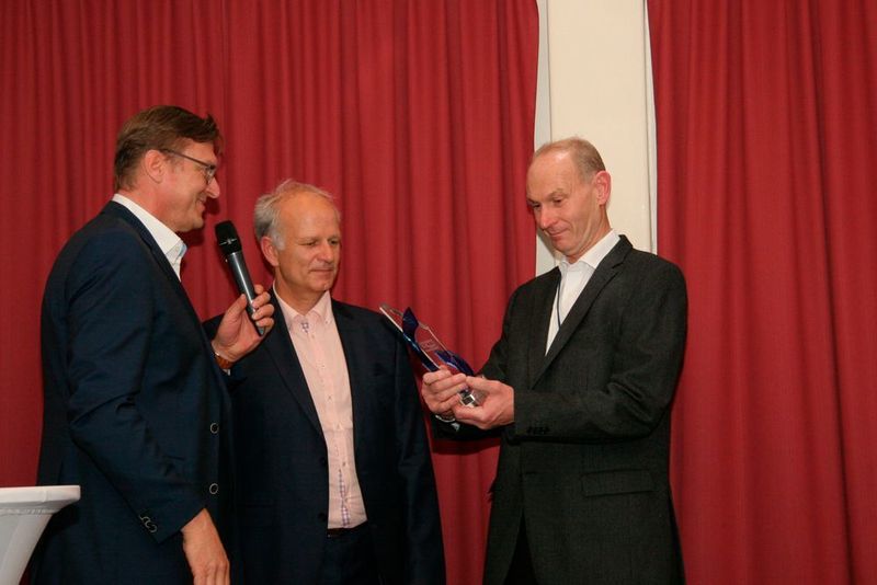 Sichtlich stolz nahm Dr. Klaus Weichtmann seinen Award von Robert Paintinger (l.) und Thomas Schneider (mitte) entgegen. (Klasing)
