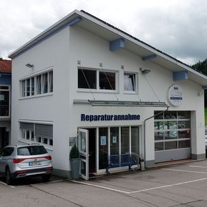 Gemeinsam mit externen Beratern haben die Niedermayers eine klare Positionierung des Betriebs erarbeitet, an der immer noch stetig gefeilt wird.(Bild:  Jakob Schreiner/»kfz-betrieb«)