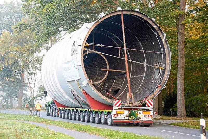 Transport eines zur Gasreinigung eingesetzten Wirblers mit 105 t Gewicht auf einem CombiMAX von Faymonville  (famyonville / Benoit Mahaux)