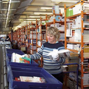 Bild 2: KNV beliefert als Markt- und Innovationsführer mit 1600 Mitarbeitern im deutschen Buchgroßhandel täglich über Nacht mehr als 7000 Buchhandlungen in über 2200 Orten. 