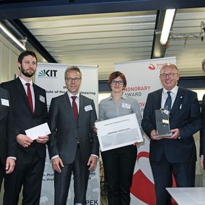 Preisübergabe des Honorary Award (v.l.n.r.): Klaus Widmaier, Vorsitzender des Stiftungsvorstands der Schaeffler FAG Stiftung, übergibt den Scheck über 25.000 Euro an Steffen Heldmaier M. Sc., Forschungsgruppe CAE/Optimierung IPEK, Dr. Stefan Spindler, Vorstand Industrie Schaeffler Gruppe, übergibt die Urkunde an Dipl.-Ing. Monika Jans vom IPEK. Prof. Dr.-Ing. Dr. h. c. Albert Albers, Leiter des IPEK, erhielt den Award von Georg F. W. Schaeffler, Gesellschafter und Aufsichtsratsvorsitzender der Schaeffler AG.