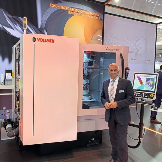 Andreas Weidenauer with one of the new V-Grind models at Grinding Hub 2022 Andreas Weidenauer with one of the new V-Grind models at Grinding Hub 2022