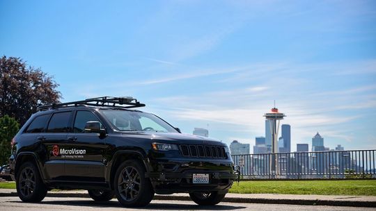 LiDAR-Testfahrzeug: Die Lasertechnologie von MicroVision erlaubt sicheres Fahren selbst bei hohen Geschwindigkeiten – ist aber auch im Stand unbedenklich für Augen und Haut. LiDAR-Testfahrzeug: Die Lasertechnologie von MicroVision erlaubt sicheres Fahren selbst bei hohen Geschwindigkeiten – ist aber auch im Stand unbedenklich für Augen und Haut.